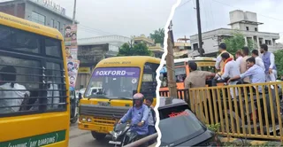 जाम में फंसे स्कूली वाहन और भाजपा युवा मोर्चा के प्रदेश अध्यक्षा का काफिला। जागरण