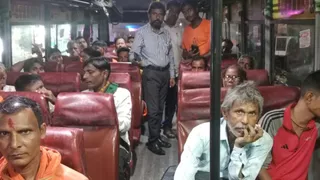 बसों में सवार कांवड़िए। जागरण