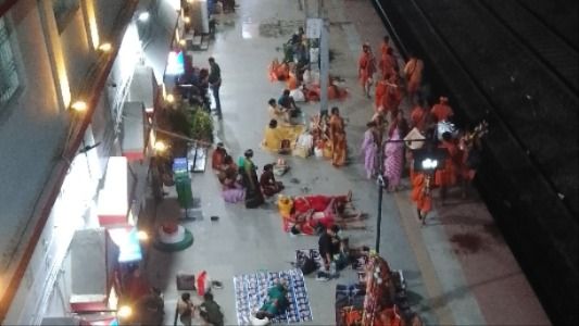 जसीडीह की भीड़ से बचकर मधुपुर पहुंच रहे कांवड़िया, टेंट और सुरक्षा के इंतजाम न होने से बढ़ी परेशानी
