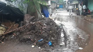 मानगो में न सार्वजनिक शौचालय है, न पीने के पानी की व्यवस्था और न ही बेहतर सफाई या जलनिकासी की सुविधा।