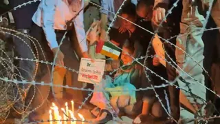 महबूबा मुफ्ती ने उल्टा पकड़ा तिरंगा। फोटो जागरण