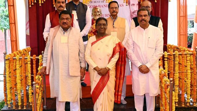 राष्ट्रपति मुर्मु ने किया गोपबंधु दास की प्रतिमा का अनावरण, लोकसेवा और राष्ट्रभक्ति के योगदान को किया याद