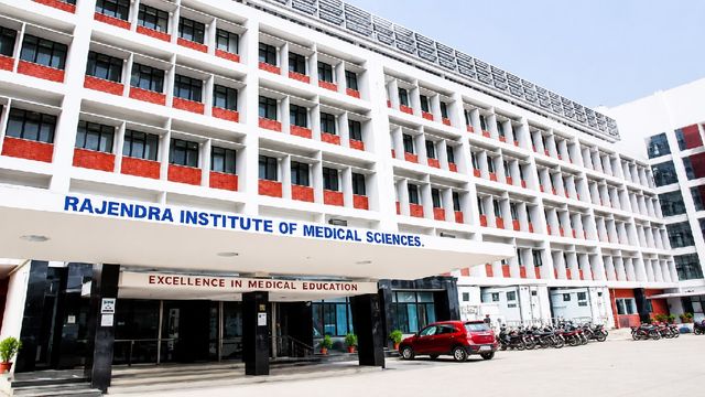 रिम्स के कर्मी की दोहरी नियुक्ति मामले में विभाग सख्त, झारखंड हाईकोर्ट को भेजी जाएगी पूरी रिपोर्ट