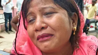 युवक की मौत के बाद बदहवाश पत्नी।