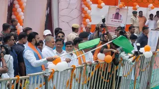 स्टीमर सेवा की शुरुआत करते सीएम सम्राट चौधरी, डिप्टी सीएम विजय कुमार चौधरी, मंत्री रामकृपाल यादव व अन्य। जागरण