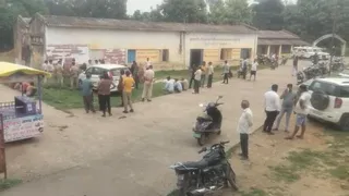वारदात के बाद गांव में पुलिस बल तैनात।