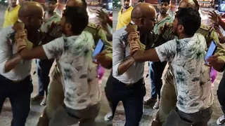 ट्रैफिक पुलिसकर्मी और चालक में हुई मारपीट। (वीडियो ग्रैब)