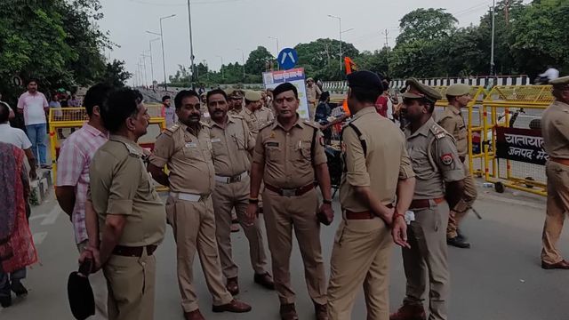 Meerut Kanwar Yatra: मामूली विवाद के बाद कांवड़ियों ने दो पुलिसकर्मियों को पीटा, स्कूटी-बाइक जब्त