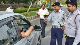 ट्रैफिक नियमों का उल्लंघन करने वालों पर कार्रवाई की गई।