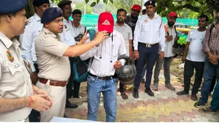 दिल्ली गेट चौराहे पर आयोजित ट्रैफिक पाठशाला में यातायात नियमों का पालन करने वाले चालक को टोपी पहनाकर सम्मानित करते उत्तरी व मध्य जिला के यातायात पुलिस उपायुक्त निशांत गुप्ता। जागरण