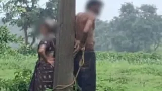 खंभे से बंधे महिला-पुरुष। (वीडियो ग्रैब)