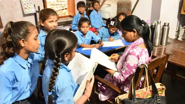 यूपी में पढ़ाई के साथ-साथ रोजगार के लिए भी दक्ष होंगे छात्र, माध्यमिक स्कूलों में सीखेंगे कौशल
