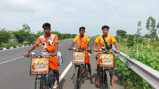 उत्तर दिनाजपुर के रहने वाले हैं तीनों युवा; सुल्तानगंज (अजगैवीनाथ) से गंगाजल लेकर बाबाधाम में करेंगे जलाभिषेक।