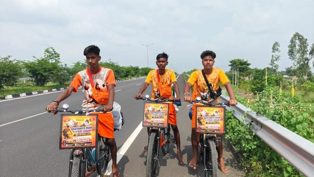 साइकिल से धार्मिक यात्रा पर निकले पश्चिम बंगाल के 3 युवा, देवघर से पुरी तक जाएंगे, कोणार्क में करेंगे सूर्यदेव की पूजा