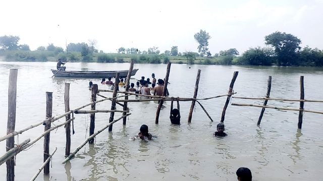 बाढ़ के मुहाने पर संभल के 14 गांव: गंगा का पानी बढ़ा तो थमी जिंदगी, सिर्फ नाव बनी आखिरी सहारा
