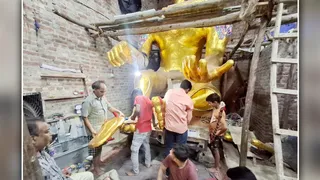 चंदौसी में भगवान कुबेर की झांकी तैयार करते व्यापारी