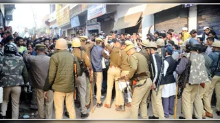 संभल में हिंसा के दौरान भीड़ को रोकती पुलिस। जागरण आर्काइव
