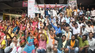 मौर्यलोक परिसर स्थित नगरनिगम कार्यालय के सामने धरना पर बैठे कर्मी। जागरण