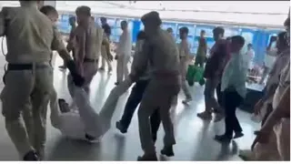आगरा कैंट स्टेशन पर डिप्टी स्टेशन मैनेजर को इस तरह आरपीएफ जवान खींचकर ले गए थे। फाइल फोटो