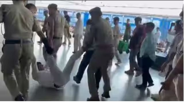 संसद में गूंजा आगरा कैंट पर डिप्टी स्टेशन मैनेजर की पिटाई का प्रकरण, रेल मंत्री ने दिया मामले पर जवाब