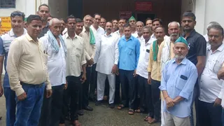 एसडीएम कार्यालय धामपुर पहुंचे कई गांवों के किसान।