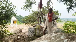 कटोरिया के सुड़ियाझाझा में नदी के चट्टानों पर स्थापित है बाबा अजगैबीनाथ धाम शिव मंदिर; बारिश में जलमग्न होता है रास्ता