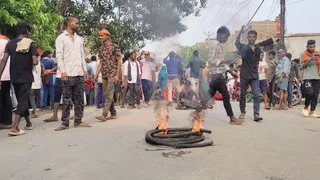 नाथनगर थाने के सामने 1 घंटे तक लोगों ने फूंका टायर; हत्यारोपित सुभाष मंडल को फांसी देने और सामने लाने की मांग पर अड़े स्वजन