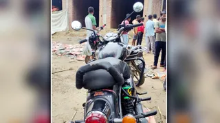 घटनास्थल पर खडी आरोपित की बाइक। जागरण