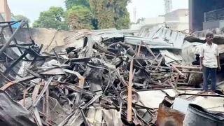 मोमबत्ती फैक्ट्री में आग लगने के बाद पड़ा तलबा। जागरण