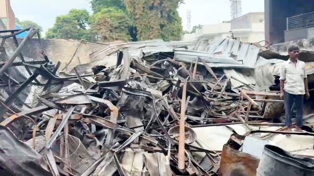 मुरादाबाद अग्निकांड: 3 परिवार बेघर, अफसर रिश्तेदार पर बचाने का आरोप; 8 बिंदुओं पर नोटिस से मचा हड़कंप
