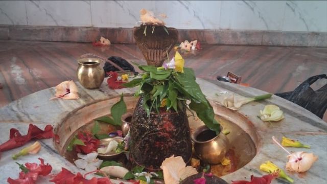 सारण का बाबा गुप्तेश्वरनाथ मंदिर: खुदाई के दौरान निकला था स्वयंभू शिवलिंग, सावन में दर्शन के लिए उमड़ती है भीड़ 
