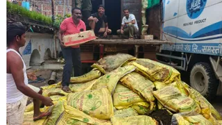 जब्त शराब की कार्टून व् जैविक खाद । सौजन्य-पुलिस कर्मी।