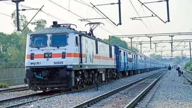 यूपी-बिहार और झारखंड वालों को रेलवे की सौगात, बाबा नगरी के लिए जारी किया स्पेशल ट्रेनों का पूरा शेड्यूल