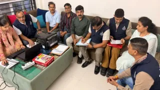 फार्मासिस्ट के ठिकाने पर जांच करती ईओडब्ल्यू की टीम।