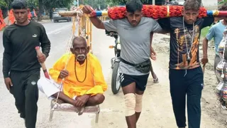 पिता को कांवड़ में बैठाकर कासगंज पहुंचे एत्मादपुर से निकले तीनों भाई।