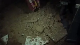 छत ढहने के बाद गिरा पड़ा मलबा।