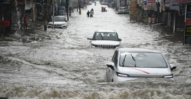 Photos: कानपुर में 7 घंटे बारिश में डूबा दक्षिण शहर, जलनिकासी के दावे फेल, सड़कें बनीं नदियां
