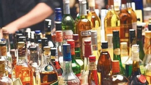 बिहार में तस्करों का आतंक: ट्रेन की सीलिंग खोलकर निकाल रहे थे शराब, विरोध करने पर रेल कर्मचारी को पीटा 
