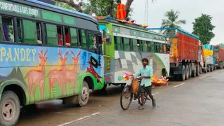 मूसलाधार वर्षा से सड़क किनारे कीचड़ और मिट्टी कटाव बना मुसीबत; रात 2:30 बजे से सुबह 8 बजे तक रेंगते रहे सैकड़ों वाहन