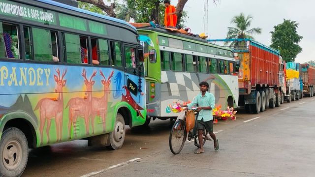 मुंगेर NH-80 पर बारिश से भारी तबाही; तेलिया तालाब से बरियारपुर तक 13 KM लंबा जाम, रातभर फंसे रहे कांवड़िया वाहन

