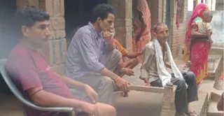 लालता प्रसादखेड़ा गांव में परिवार के साथ बैठा 28 साल बाद लौटा (बीच में) मुनेश्वर। ग्रामीण