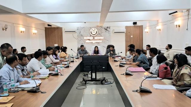 फीस बढ़ाने पर नोएडा के छह स्कूलों पर एक्शन, डीएम ने लगाया एक-एक लाख रुपये का जुर्माना
