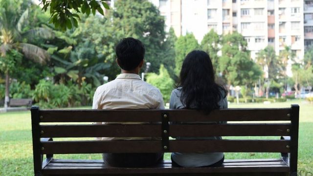 'आपकी बेटी का वीडियो है मेरे पास...' पार्क में दोस्त संग बैठी युवती का VIDEO बनाकर पिता को दी धमकी
