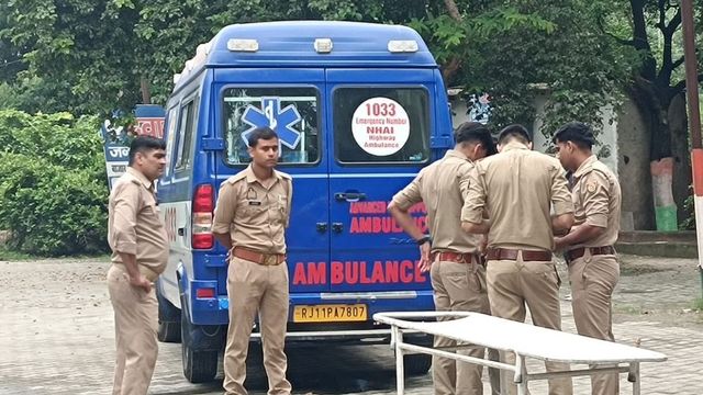 दिल्ली-मेरठ एक्सप्रेसवे पर हादसा, तेज रफ्तार वाहन की टक्कर से बाइक सवार तीन कांवड़ियों की मौत