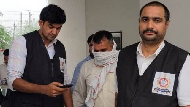 बहादुरगढ़ में कार में आग मामले में फायरमैन ने मांगी थी रिश्वत, तीन हजार लेते हुए दबोचा गया
