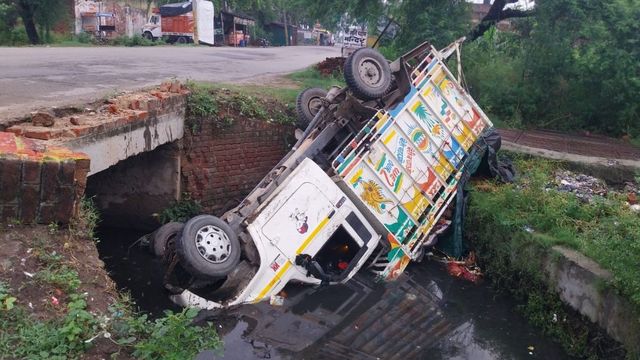 कांवड़ियों को हरिद्वार छोड़कर लौट रही पिकअप नाले में गिरी, हापुड़ में ड्राइवर को झपकी आने से हुआ हादसा
