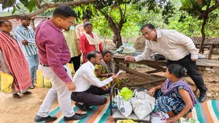 पीडीएस की दुकान पर राशन लेते लाभुक। (प्रतीकात्मक फोटो)