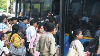 डीटीसी बस में भीड़। जागरण आर्काइव