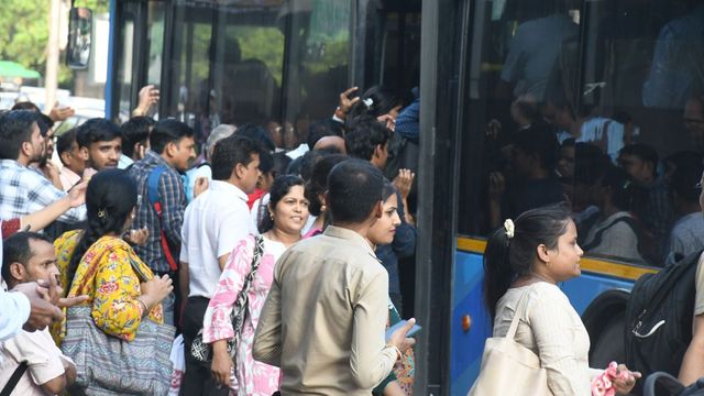 दिल्ली: DTC बसों में Pink Saheli Smart Card के ट्रायल में तकनीकी अड़चन, बढ़ रहा महिला यात्रियों का इंतजार
