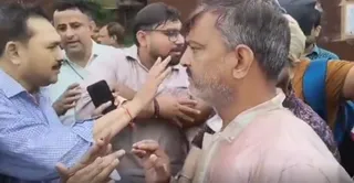 स्कूल के बाहर हंगामा करते अभिभावक। वीडियो ग्रैब